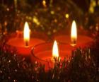 Τρία κεριά Χριστούγεννα με φυτίλι που καίγεται